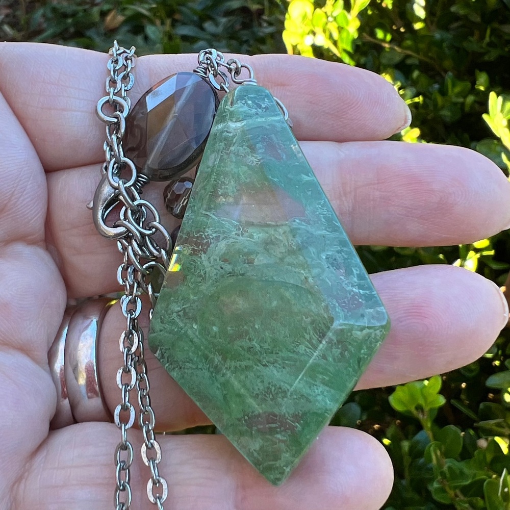 VINTAGE GREEN SEAWEED / MOSS GLASS LARGE STATEMENT NECKLACE SILVER TONE